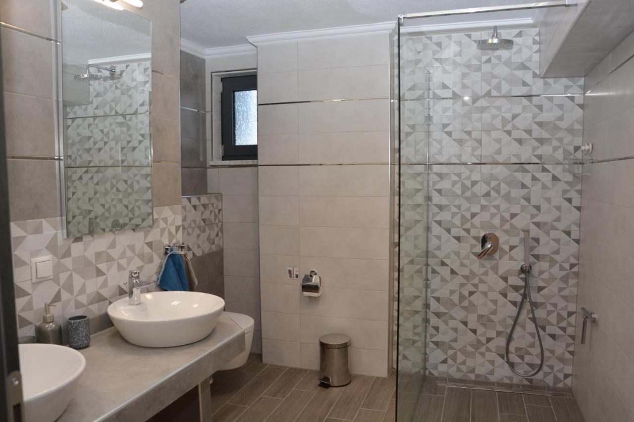 Pegasus Sea View Luxury Apartments Vrasná Esterno foto