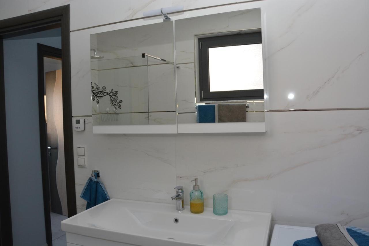 Pegasus Sea View Luxury Apartments Vrasná Esterno foto